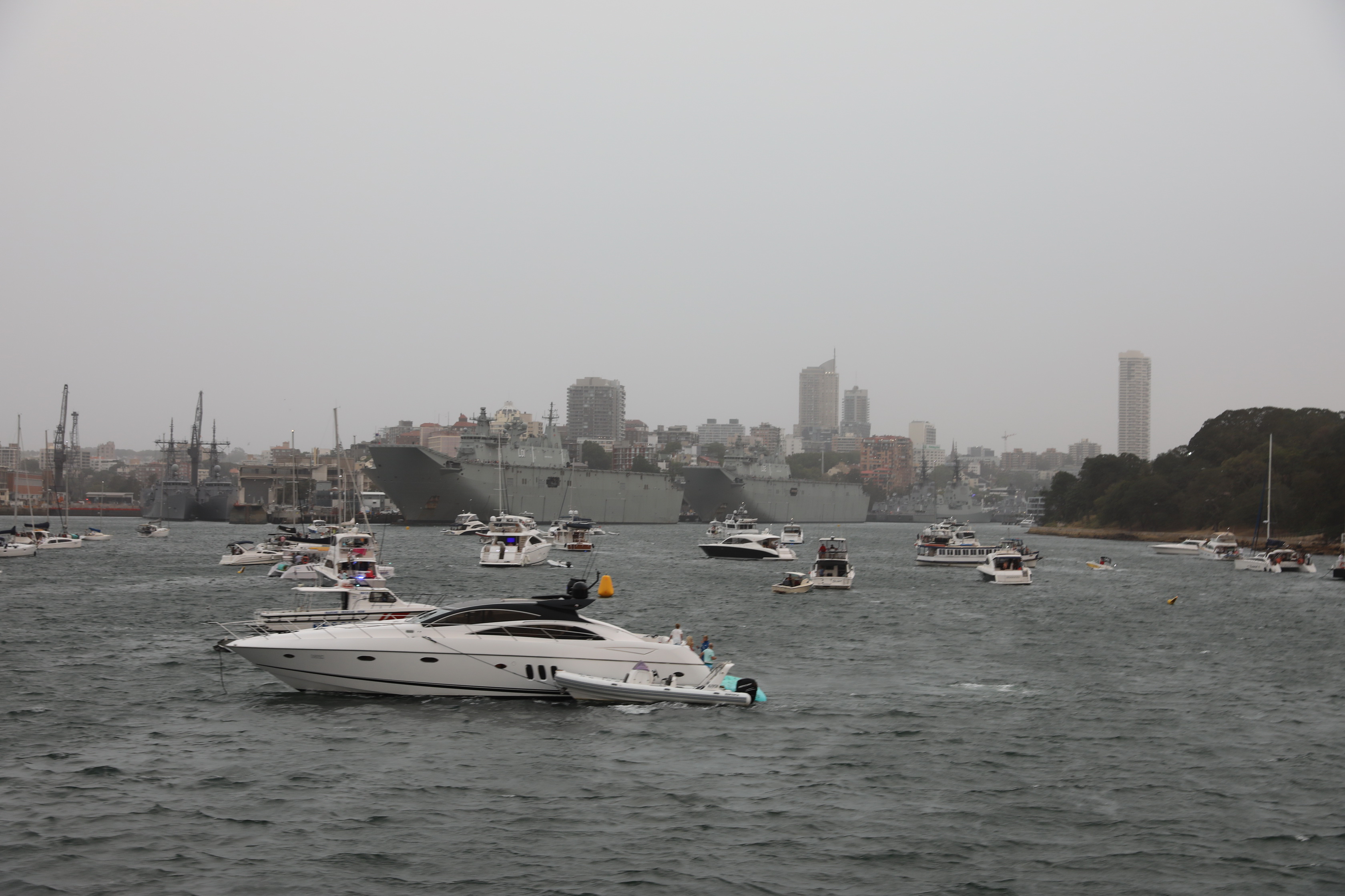 Im Wasser und an Land warten schon alle auf das berühmte Feuerwerk